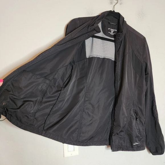 Brooks black running jacket.  Shelter technology.  Full zip.  Women's medium - Picture 6 of 16